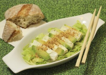 Ketogener Tofu mit Nusskruste und Avocadocreme