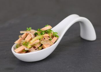 Ketogener Käse-Wurst-Salat mit Kräuterdressing