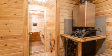 Holzofen oder Elektroofen: Wie heizt man eine Sauna richtig?