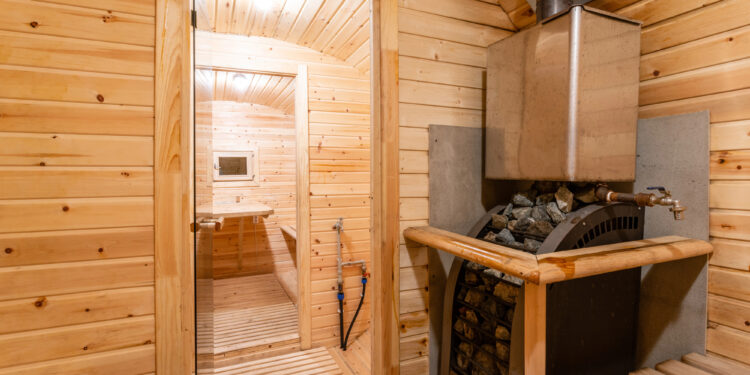 Holzofen oder Elektroofen: Wie heizt man eine Sauna richtig?
